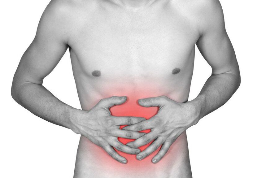 Les douleurs abdominales d'une personne peuvent être un symptôme de la présence de parasites. 